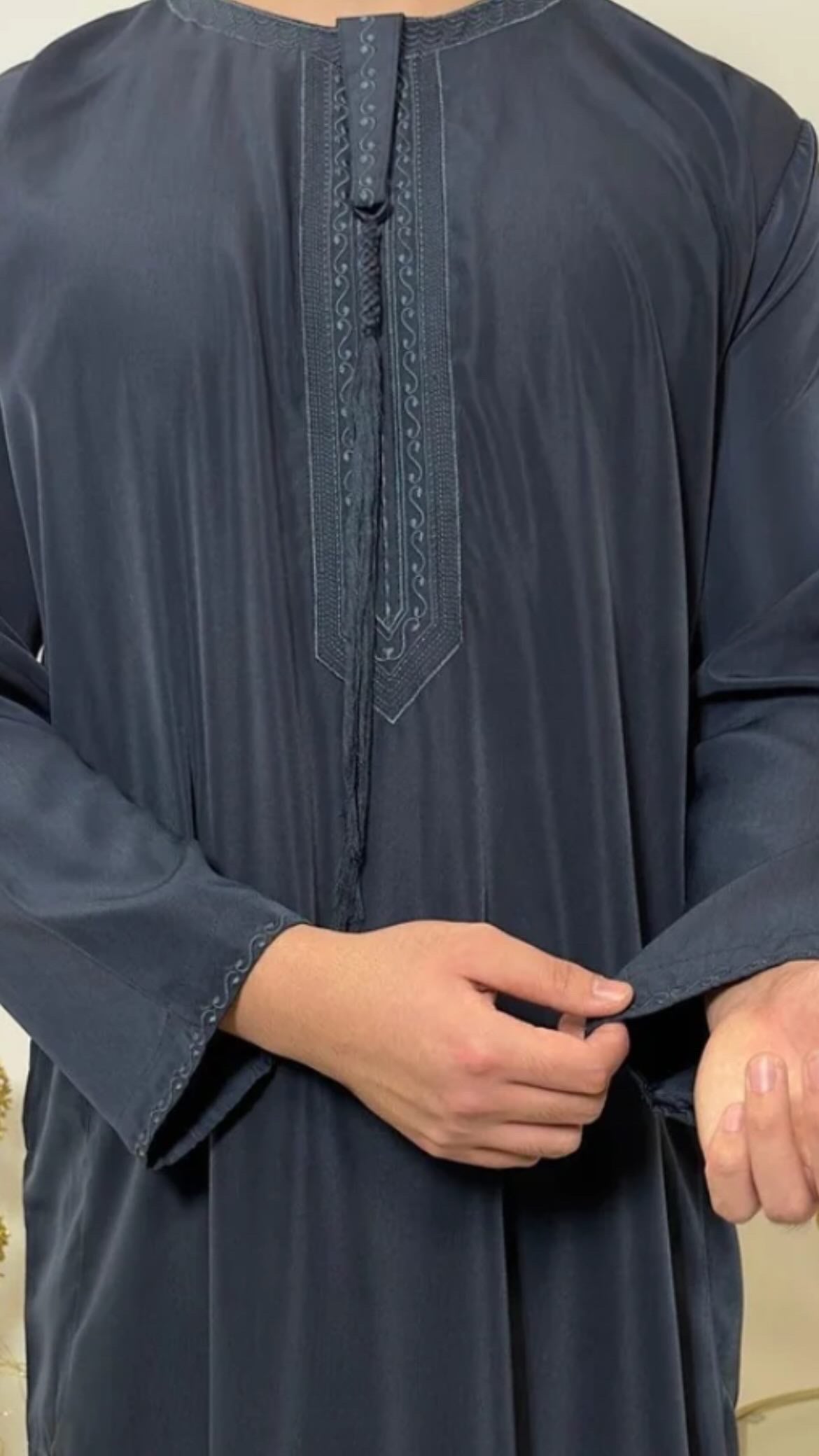 Qamis Emirati avec cravate - bleu marine